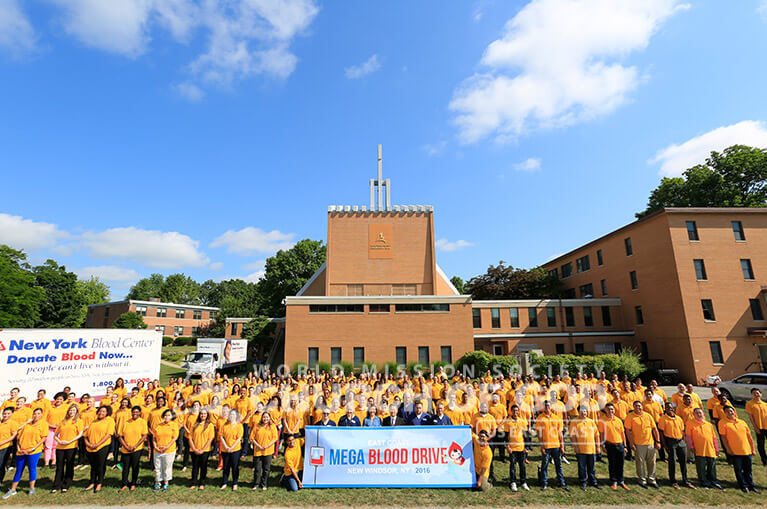 Group photo of Church of God volunteers and blood center staff at the 2016 Mega Blood Drive