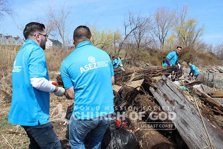 ASEZ volunteers put their strenght together to clean up Clason Point Park.