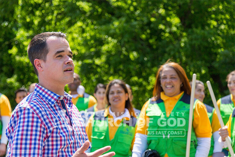 New York State Senator David Carlucci thanking ASEZ WAO for their Haverstraw Beach State Park cleanup.