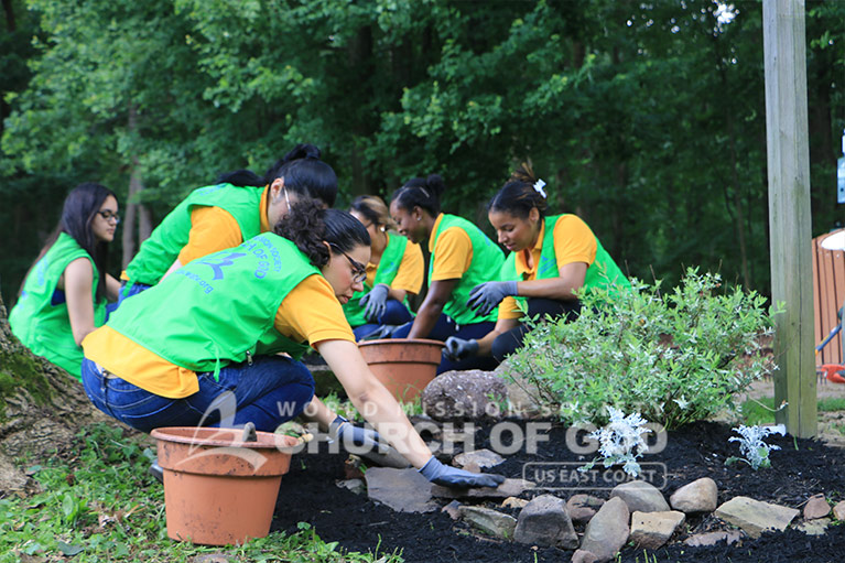 ASEZ WAO volunteers planting plants at Edison State Park