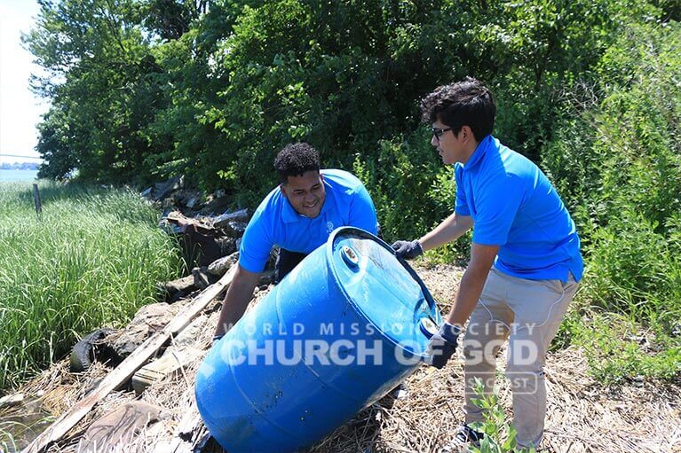 ASEZ students removing waste from Clason Point Park.