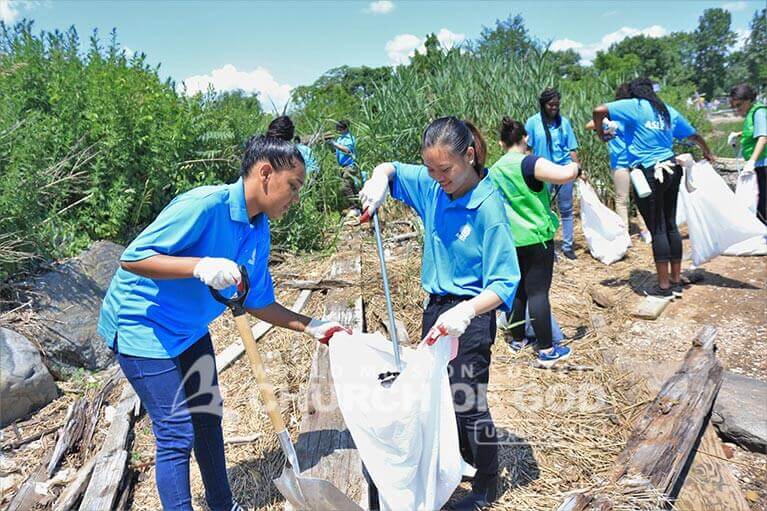 ASEZ student volunteers giving Clason Point Park a cleaning.