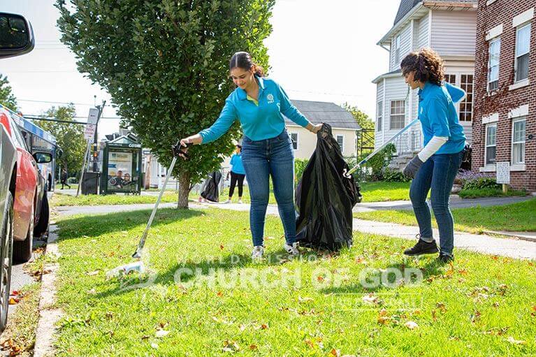 ASEZ volunteers cleaning up trash near the College of Saint Rose.