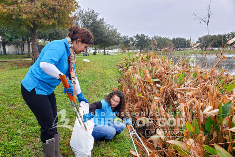 Volunteers from ASEZ cleaning up Leroy Hoequist Park in Orlando, FL.