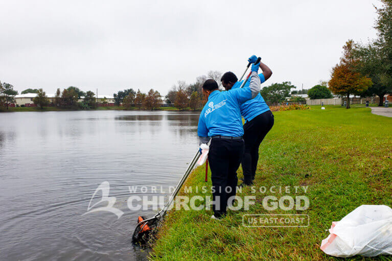 ASEZ volunteers removing trash from Lake G in Orlando, FL.