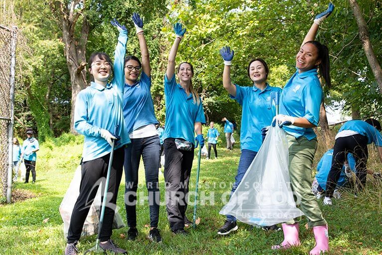 ASEZ volunteers doing a cheer before the Mt. Pleasant Park Cleanup.