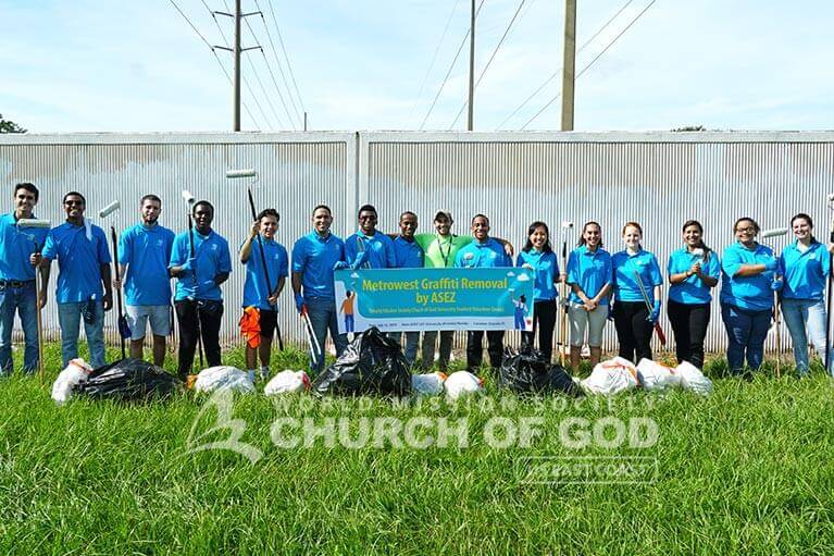 ASEZ volunteers taking a group photo after the graffiti removal