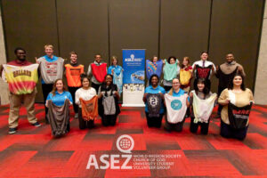 UofL students take a group shot with their ASEZ DIY tote bags
