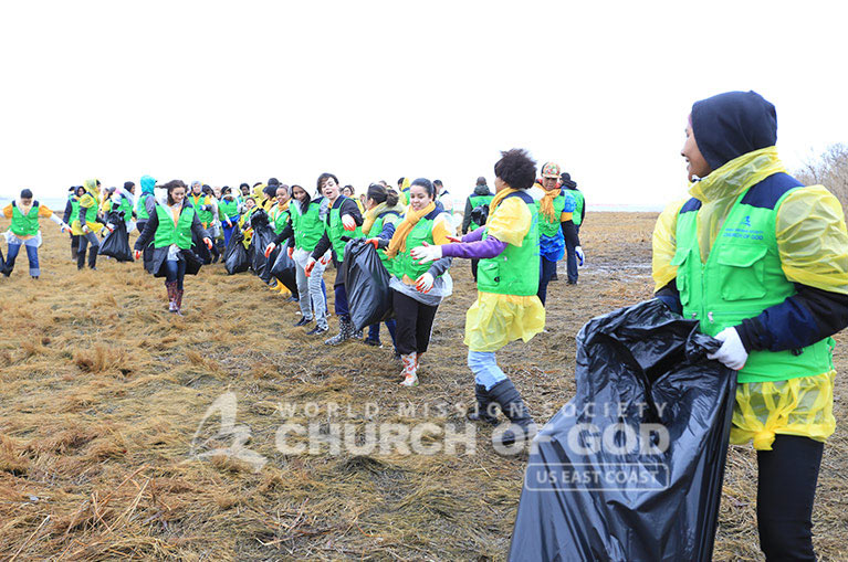 World Mission Society Church of God, WMSCOG, Cleanup, Jamaica Bay, Beach, Environment, Volunteerism, New York, Passover, American Littoral Society