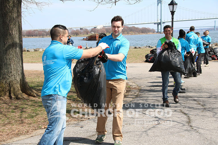 ASEZ volunteers working together to clean Clason Point Park.