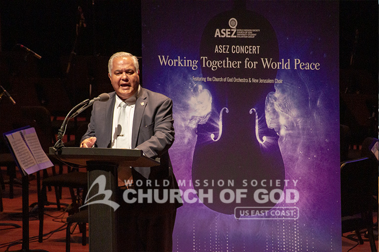 New York State Assemblyman Nader Sayegh praising ASEZ for their volunteerism during the ASEZ concert on August 11