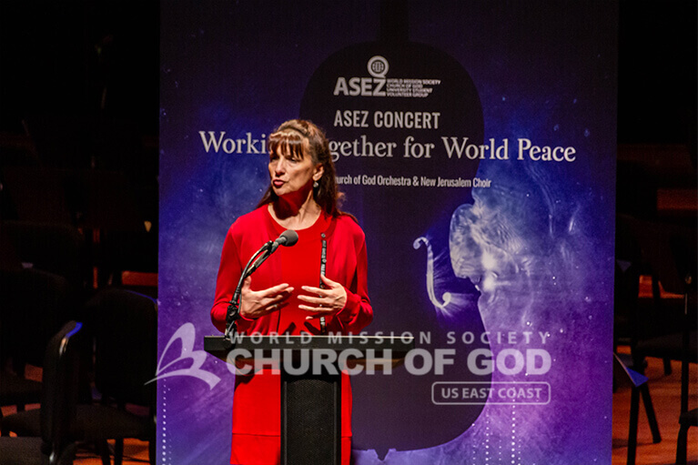 Judge Regina Rinaldi praising ASEZ for their volunteerism during the ASEZ concert on August 11