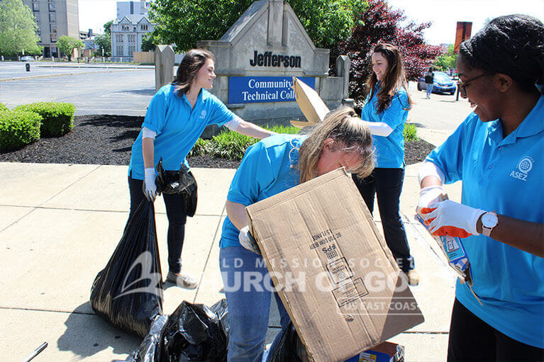 ASEZ volunteers working together to remove trash from Jefferson Community and Technical College