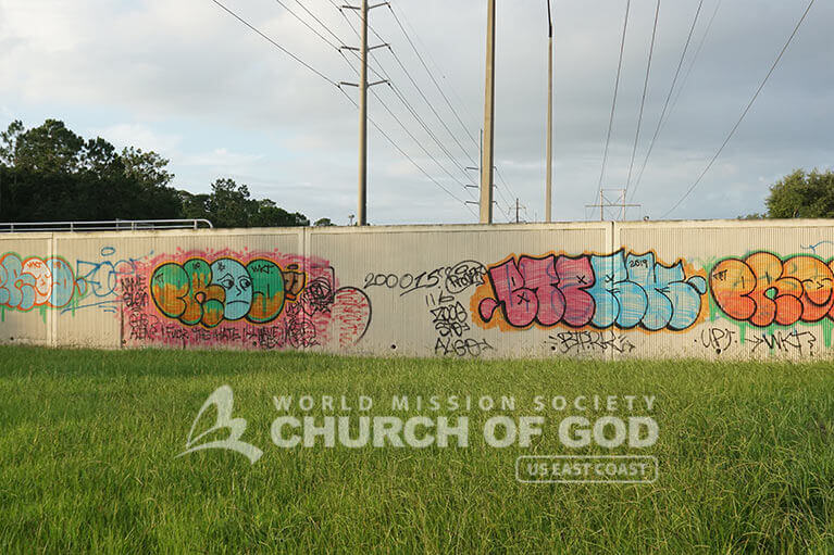 Image of the site before ASEZ's graffiti removal